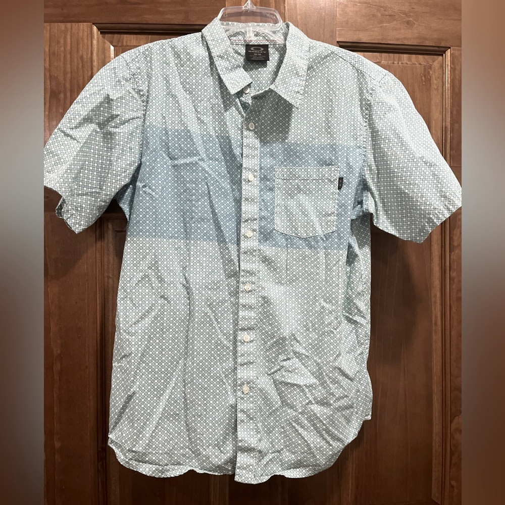 Oakley Men’s Patterned Short Sleeve Button Down, Size Medium